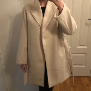 Kort kappa - Säljer denna biega korta kappan! Jättefin och knappt använd! Köparen står för frakten 💞