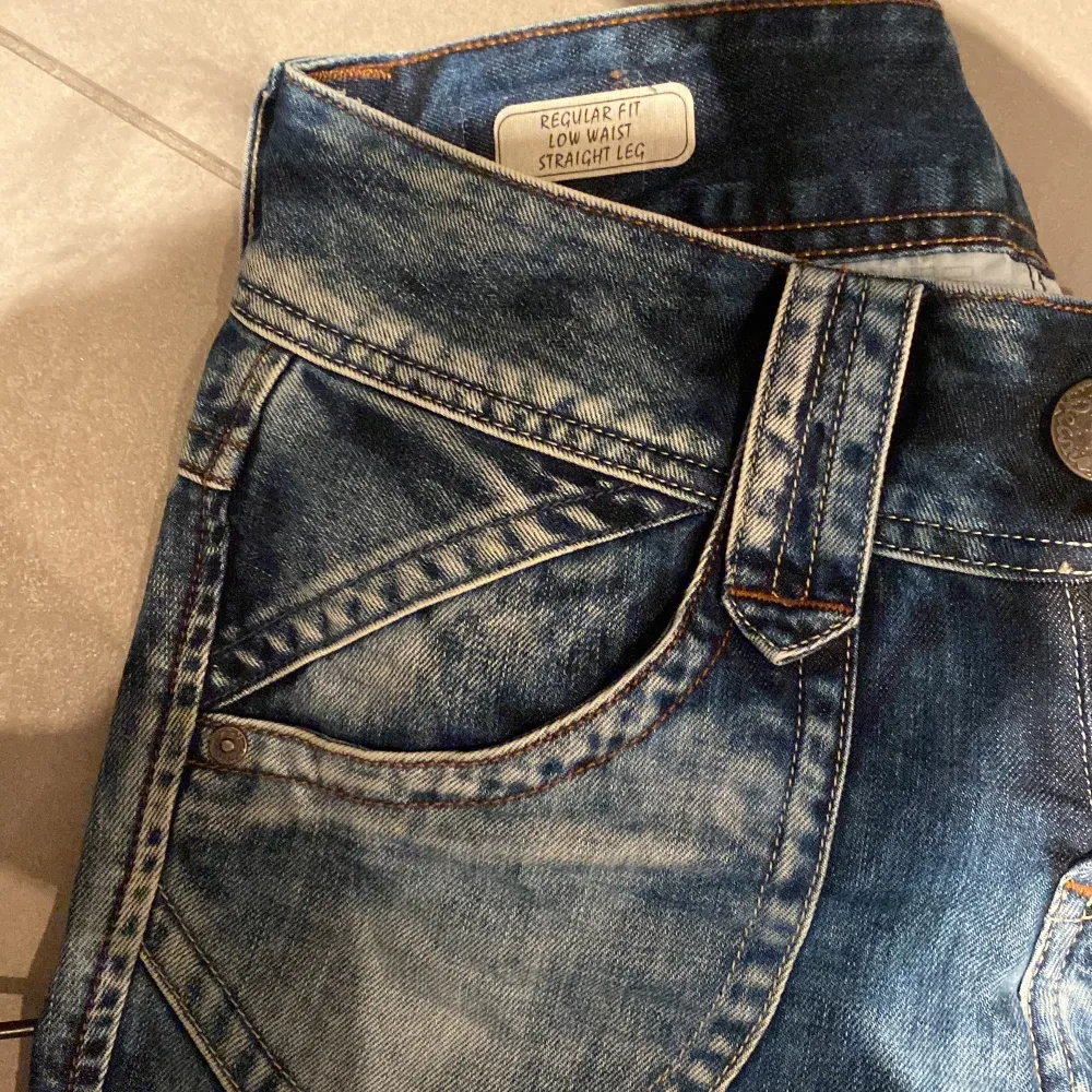 Lågmidjade jeans med snygg tvätt!! Detaljerade fickor både fram och bak. Bra i längden för mig som är 1,69 ❤️‍🔥❤️‍🔥. Jeans & Byxor.