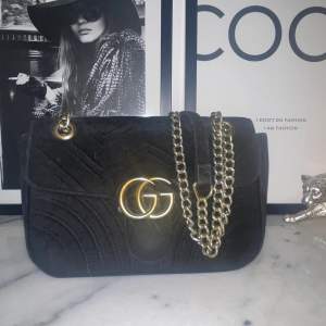 Gucci GG Marmont väska i sammet