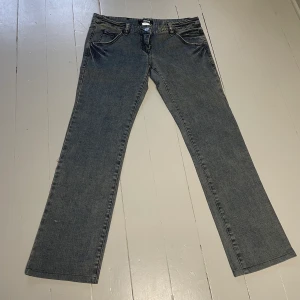 Jeans - Low waist, straight fit. Grå/blå Helt nya 🖤  Midja omkrets: 84 cm Innerben: 74 cm Benöppning: 19 cm