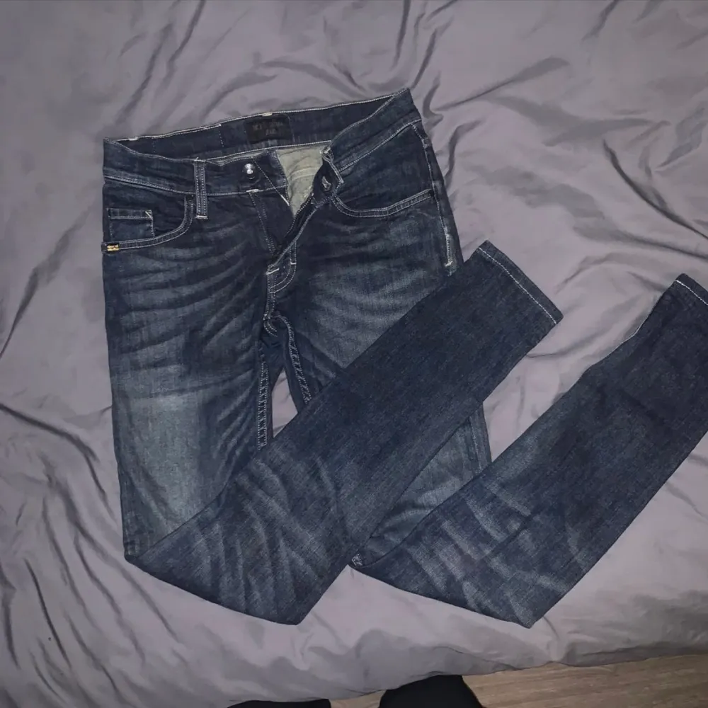 Tighta Jeans med låg midja från Tiger of Sweden, modell: Slender, färg: Candy Storlek 28/32 ( nypris ca 1300kr ) OBS!! inte samma frakt som skrivs i beskrivningen. Jeans & Byxor.