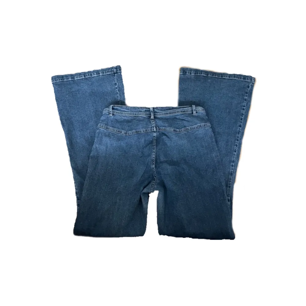 Bootcut jeans ifrån stardust med en dragkedja i fram.   Jättecoola men tyvärr för stora för mig och därför säljer jag de  De passar nog bäst för någon som är  167-170💟  . Jeans & Byxor.