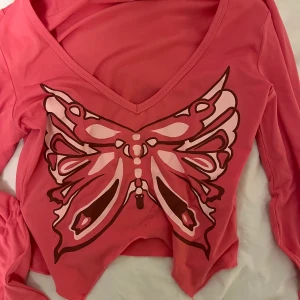 tröja med fjäril - skönt material, aldrig använd 