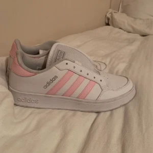 Adidasskor - säljer mina adidasdakor som har använts 2 gånger. Säljer eftersom dom inte används. Snören kommer med!! 💞storlek 37