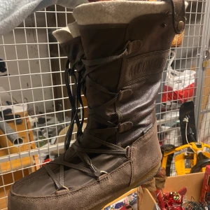 Moonboots Bruna - Bruna Moonboots. Endast använda en gång. Så i princip nya. Säljer för 700kr, kan diskuteras. 