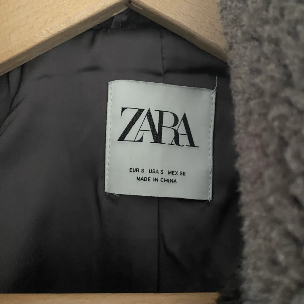 Jättefin teddyjacka från Zara i brun färg🤍Använd ett par ggr bara!. Jackor.