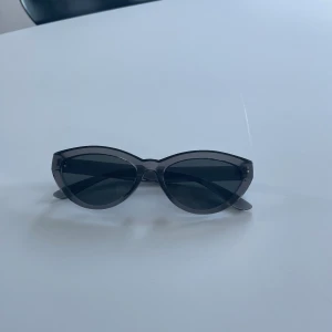 Weekday solglasögon - Säljer grå solglasögon i modellen Arrival cateye från Weekday som inte säljs längre. Knappt använda då jag inte passar i modellen. Möts upp i sthlm, annars står köparen för frakten 💜💕