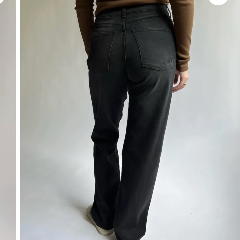 Svarta jeans från djerf avenue 🖤 Använda fåtal gånger! Super snygga men har redan massor av svarta jeans. Jeans & Byxor.