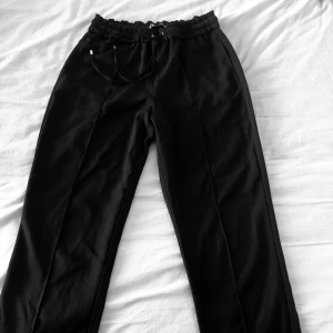 Kostymbyxor från Zara - Svarta kostymbyxor från Zara. Storlek XS, rak modell.🖤 Är jättesnygga och sköna, passar både till fest och till vardags! Nypris ca 400kr, jag säljer dessa för 70kr. Köpare står för frakt🥰