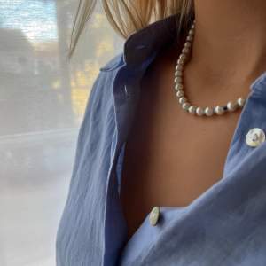 Superfint pärlhalsband med blå pärlor imellan! 99kr, ca 42cm!🦋 Frakt: 15-29kr* Kontakta oss innan även om du vill köpa via ”köp nu”💛