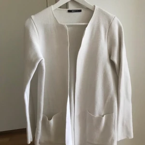 Jacka/kofta - Vit jacka/kofta i vit färg Storlek XS Knappt använd 
