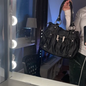 Svart väska  - Snygg svar väska, tyget på handtaget har släppt lite 🤍 Köparen står för frakten. Många intresserade = budgivning 