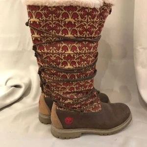 Kängor från timberland med brodyr  - *LIMITED EDITION*  Vackra, unika, höga kängor med brodyr och snörning enligt bilder.  Hämtas eller provas i Gamla stan, alternativt skickas med posten via postförskott. AUTHENTIC TIMBERLAND- GLOBAL JOURNEY TALL LACED UP BOOTS.  SIZE 8,5 Passar strl 38-39 