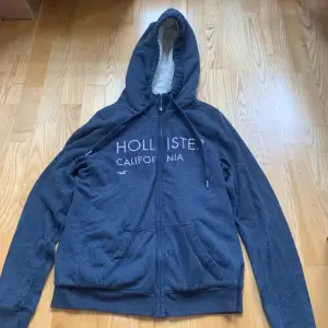 Äkta hollister luvtröja i storlek M. Perfekt för vintern! Mycket lent och mysigt vadderad inuti! Nypris cirka 700-800 kr.   Säljer då den är för stor för mig. Mycket bra skick! ❣️