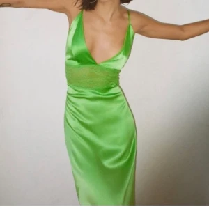 Zara Satin Dress - En klänning i satin från Zara med fin spets i midjan! Tyvärr inte kommit till användning.  Säljer för 300kr eller bud. Storlek M men passar också S. Klänningen går lite ner för knäna på mig som är 170.  Frakten delar vi på 🌼 ( slutsåld på zaras hemsida ) 