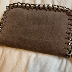 Stella McCartney liknade plånbok  - Jätte snygg liknande Stella McCartney plånbok från Wera Stockholm ❤️ I mocka och färgen brun!