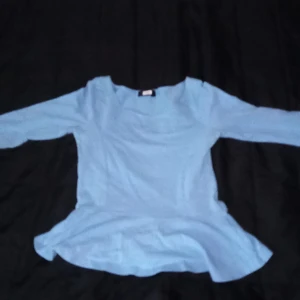 Långärmad top som kostar 20kr plus frakt  - En långärmad topp som är i väldigt bra skick och har aldrig använts 