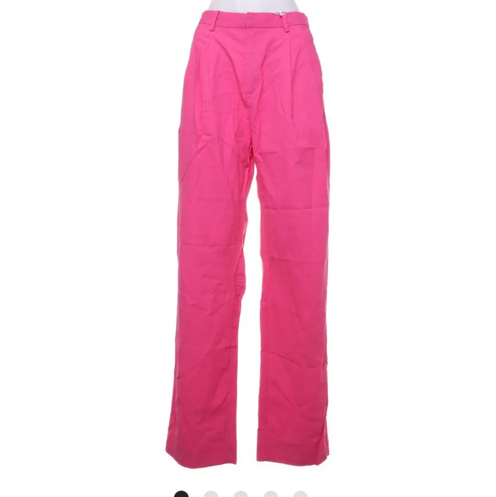 En otroooolig rosa färg som tyvärr inte gör sig så bra på bild. Köptes för ett år sen ca men är bara använda en gång, därav i nyskick. Finns ej längre i Lindex sortiment. Högmidjade och en perfekt passform med pressveck och långa ben💕(sista bilden ej min). Jeans & Byxor.