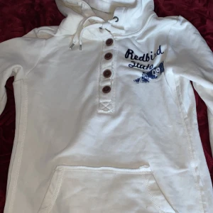  En hoodie  -  har du en vit jättefin färg finns en liten fläck mer information om ni vill ha mer information på den så skriv till mig gärna på instagram 