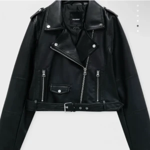 Skinnjacka  - Skinnjacka från pull&bear köpt förra hösten men knappt använd. Storlek M men mer som xs/s då den är liten i stl. Kanska kort i modellen, ej äkta skinn.  