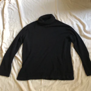 Turtlenecktröja  - Stor varm tröja med krage som man viker ner, super mysig och jättestor!! 