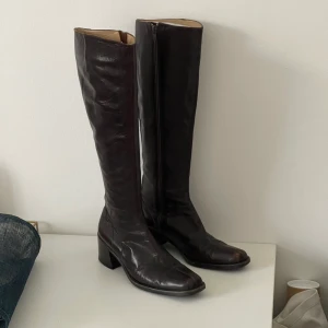 Bruna läder stövlar  - !De perfekta bruna läder stövlar! - Läder på både utsida och insida. - klackhöjd: 5,5 cm - I bra skick.  - Fler bilder finns dock gör de inte rättvisa  - Säljer då de är för små💔 - (skaftvidd är ganska tight på dessa)  - frakt tillkommer ✨