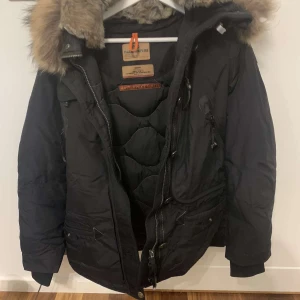 Parajumper - Parajumper jacka 3500kr jättefin skick 1 månad gammal och använt bara 3-4 gånger. Storlek M 