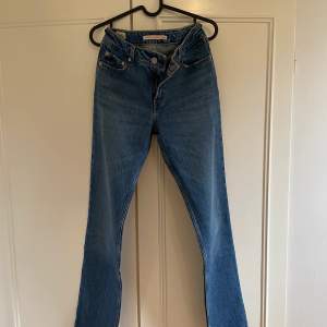 Ett par Levis jeans som är i en straight modell och rätt låga i midjan. Använda en gång. Är i storlek W26 L33. Köpta för ca 1400kr