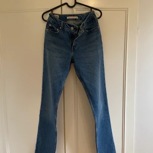 Levis jeans - Ett par Levis jeans som är i en straight modell och rätt låga i midjan. Använda en gång. Är i storlek W26 L33. Köpta för ca 1400kr