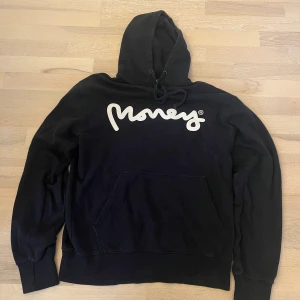 Money Hoodie i bra skick - Hoodien är från märket Money och är i storlek L
