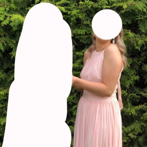 Balklänning - Jag säljer nu min balklänning från bubbleroom som har använts 1 gång. Strl 36. Inga fläckar eller liknande. köptes för 1090kr. 