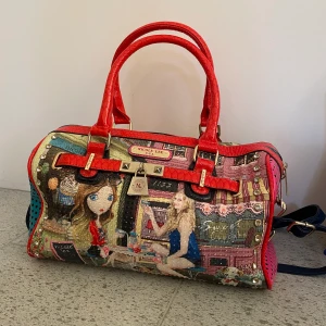 Nicole Lee handväska - Hejsan!  Jag säljer nu min fina Nicole Lee väska. Köpte den i Shanghai för fem år sedan men tyvärr har den inte kommit till användning. Den är självklart äkta. Pris kan diskuteras och skriv om du vill ha fler bilder eller har frågor🥰 