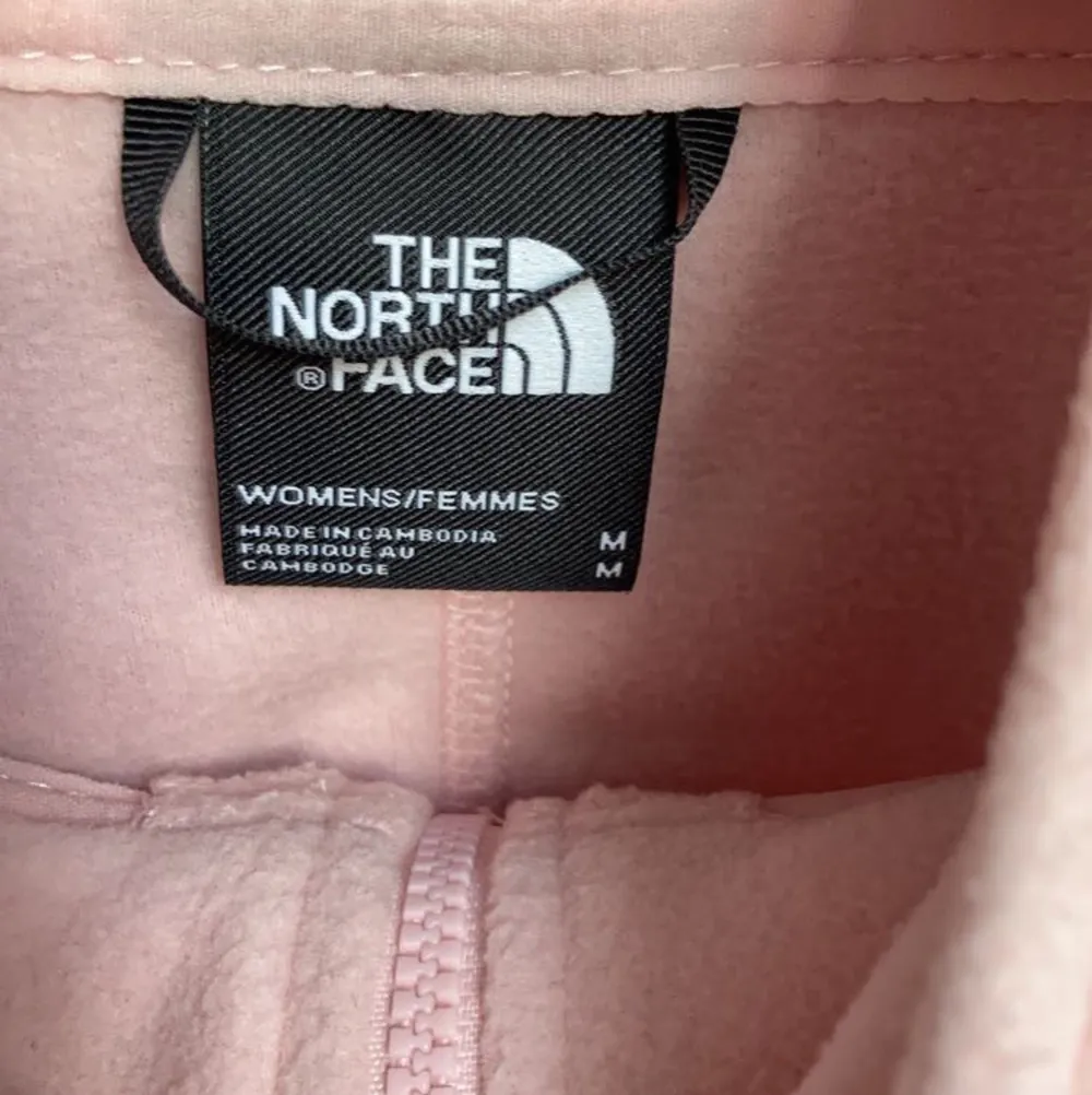En rosa north face sweater av fleece tyg som är väldigt varm, har använt en gång men kommer inte mer till användning då jag inte gillar längden på den, skulle gärna vela ha den lite längre. OBS: Frakten kostar 45kr eftersom att jag äger paketering etc :) . Hoodies.