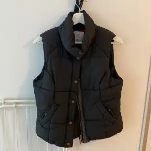 Used sleeveless bomber jacket from HM - original price was 499. It’s size 38 and it fits nice also on a size 36