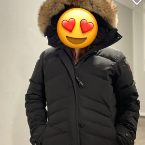 Canada goose jacka stl XL - Jackan har används endast 1 vinter, den är ganska bra i storleken och sätter sig fint på kroppen:) 