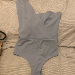 Blå body  - Snygg body i blå färg, passar mig som är en S-M i storlek. Fint skick knappt använd 