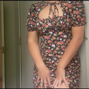 Klänning med slits - Tight, delvis stretchiga klänning med slits.