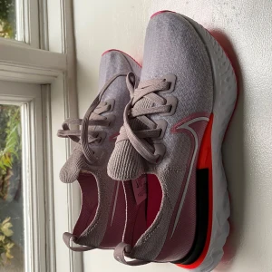 Nike Infinity React - Helt nya Nike Infinity React i storlek 37. Så snygga! Säljes då de har för smal passform för min fot. 