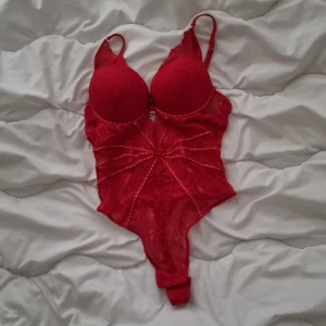 Body! - Skit snygg body i en extremt jäkla snygg röd färg, aldrig använd!