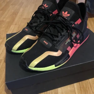 Adidas NMD r1 v2 45/46 - Säljer mina gamla nmds v2 har knappt använt dom går med låda och sånt! skorna är i storlek 46 går nog att prutta ner   Hämtas i farsta centrum mvh. 1000  kr