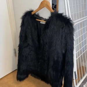 👻 Säljer min pälsjacka från hm, bra skick. 👻 - Säljer min pälsjacka från hm, köpt för 1 år sen bra skick, använd 1-2 gånger bara.