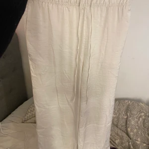 Linne byxor  - Liknande linnebyxor från h&m. Använda en gång!! 50kr, köparen står för frakt🤍🤎 Byxorna är i storlek L men passar mig med S om man drar åt snörena i midjan!!!