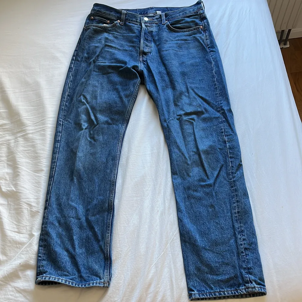 Säljer ett jättefint par Weekday Space jeans som tyvörr inte kommer till användning.. Jeans & Byxor.