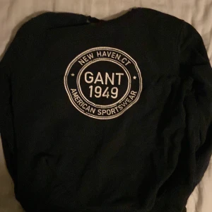 Gant sweatshirt st small - Snygg gant som bara kommer ligga i garderoben  kommer nog inte använda nå mer för liten❤️