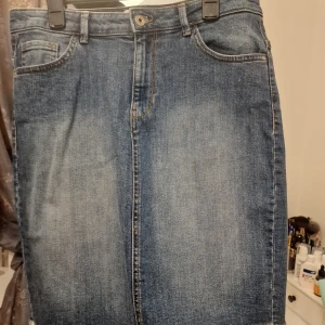 Jeans kjol  - Helt nytt moden kjol med knä längd passar med storlekna 40,42,44 det gillar kroppsform.