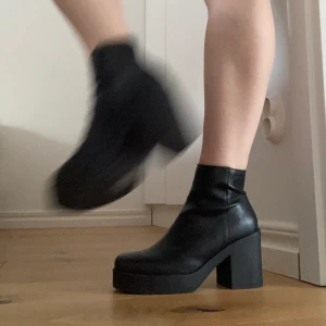 Snygga stövletter 🖤⛓(38) - Knappt använda. Inga skador, rena, och ser ut som ny! :)  För snygga för att bara sitta i min gaderob… swish