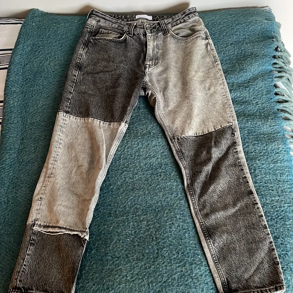 Coola och annorlunda jeans i rak passform. Strlk EUR 40 motsvarar ungefär W30/31. Hela utan skador . Jeans & Byxor.