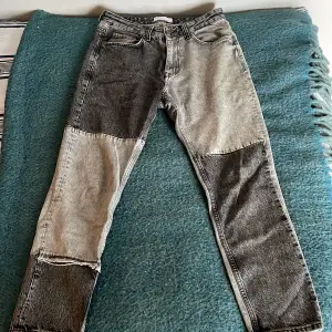 Coola och annorlunda jeans i rak passform. Strlk EUR 40 motsvarar ungefär W30/31. Hela utan skador 