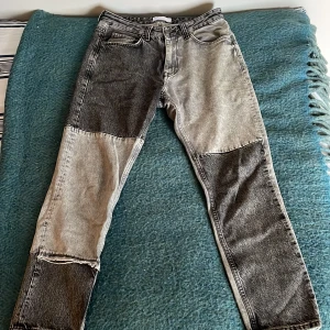 BERSHKA DENIM JEANS - Coola och annorlunda jeans i rak passform. Strlk EUR 40 motsvarar ungefär W30/31. Hela utan skador 