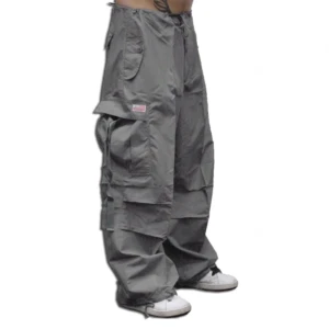 UFO PARACHUTE PANTS - THEEE og parachute pants, gråa ufos i strl XXS, säljer då de är för små för mig😭😭😭 (kan därför inte skicka bilder med de på)! Midjemått: 70cm, innerbensmått: 66cm och ytterbensmått: 94cm💞💞